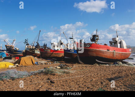 Grossbritannien, England, Hastings, Angeln Boote am Strand, Seitenansicht Stockfoto