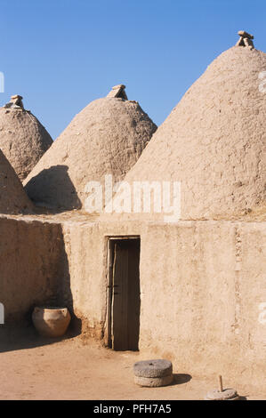 Eingang zu einem Cluster von Häusern mit konischen Dächern öffnen, blauer Himmel Stockfoto