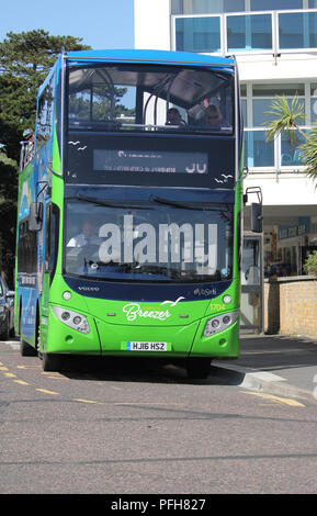 Sandbänke, Dorset, England - 02. Juni 2018: Die purbeck Breezer Double Decker im offenen Bus warten die Sandbänke Kette Fähre, um die Kreuze zu Stockfoto
