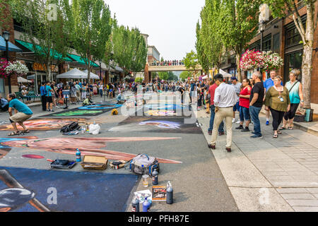 REDMOND, WA. /USA - 19. AUGUST 2018: Zuschauer genießen Sie Kunst an der Chalkfest Ereignis in Redmond, Washington. Die Standorte wird Redmond Town Center. Stockfoto