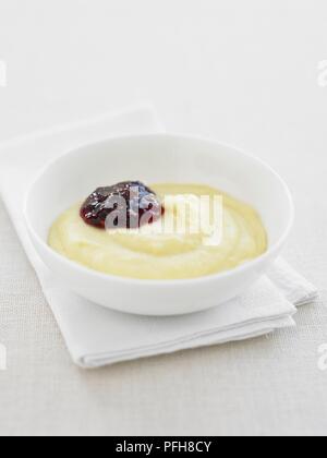 Grießbrei mit Marmelade, in eine Schüssel serviert, auf Servietten, close-up Stockfoto