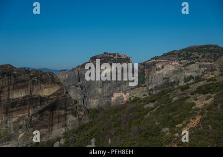 Landschaft mit Klöstern und Felsformationen in Meteora, Griechenland. Stockfoto