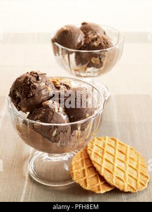 Chocolate Chip Eis, serviert in zwei Glasschalen, mit zwei Wafern, close-up Stockfoto