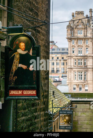 Pub Anzeichen für jinglin Geordie und Halfway House Pubs in der Gasse, John Knox, Edinburgh, Schottland, Großbritannien, mit Rocco Forte Hotel Balmoral Stockfoto