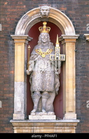 Grossbritannien, England, Worcester, Worcester Guildhall, Statue in einer Aussparung von Charles I. ein Symbol der Kirche, close-up Stockfoto