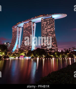 Nacht Blick auf die Marina Bay Sands Hotel von Gärten durch die Bucht genommen. Stockfoto