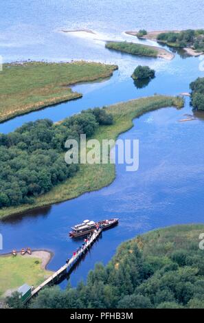 Grossbritannien, England, Cumbria, Lake District, Derwent Water, Luftaufnahme von Ufer, kleine Inseln und Bootssteg Stockfoto