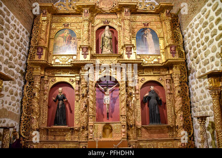 Reich verzierten goldenen Schrein in der Kapelle der Casa Real de la Moneda Museum (MINT) in Potosi, Bolivien Stockfoto