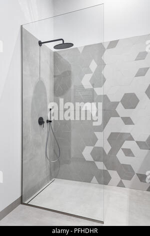 Modernes Badezimmer in Grau und Weiß mit begehbarer Dusche Stockfoto