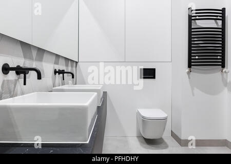 Weißes Badezimmer mit zwei Waschbecken, WC3 und Schwarz details Stockfoto