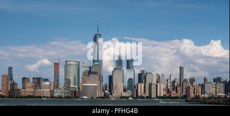 Blick auf die Skyline von New York City Harbourside in Jersey City, NJ. Der Wolkenkratzer sind vor dem Hintergrund der Wolken hervorgehoben. Stockfoto