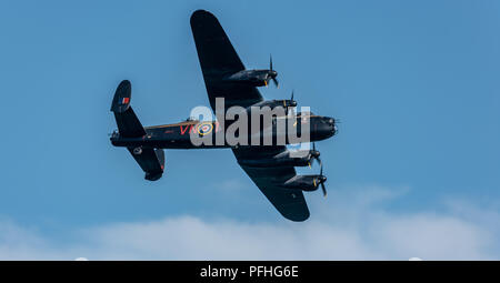 Die Schlacht um England Memorial Flüge Avro Lancaster Vergangenheit bei der jährlichen Eastbourne Airbourne Air Display fliegt Stockfoto