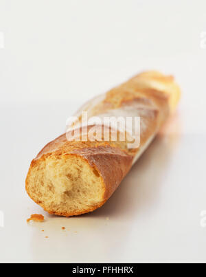 Französisches Baguette mit End zog. Stockfoto