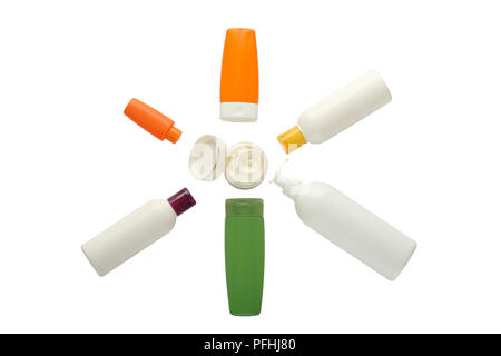 Verschiedene kosmetische Flaschen für Rahm, Suppen, Schaumstoffe, Shampoo, auf weißem Hintergrund. Kosmetik Paket Sammlung. Ansicht von oben. Stockfoto