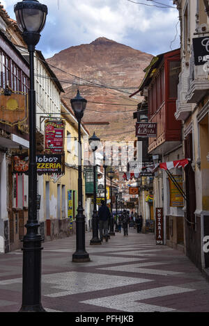 Kolonialen Straßen mit dem Hintergrund der Cerro Rico Berg, in Potosi, Bolivien Stockfoto