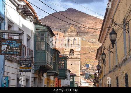 Kolonialen Straßen mit dem Hintergrund der Cerro Rico Berg, in Potosi, Bolivien Stockfoto