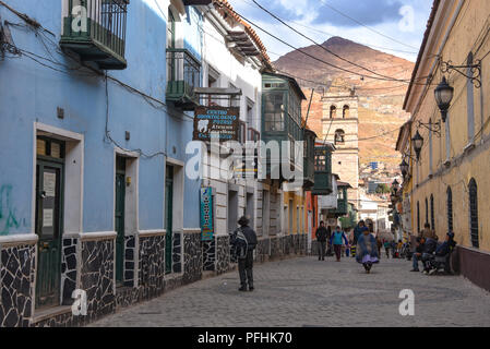 Kolonialen Straßen mit dem Hintergrund der Cerro Rico Berg, in Potosi, Bolivien Stockfoto