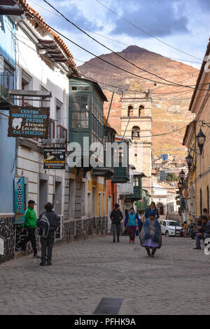 Kolonialen Straßen mit dem Hintergrund der Cerro Rico Berg, in Potosi, Bolivien Stockfoto