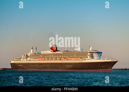 Adelaide, Australien - 16. Februar 2018: Cunard Line RMS Queen Mary 2 mit Menschen an Bord der Abreise für eine Kreuzfahrt von äußeren Hafen, Port Adelaide Stockfoto