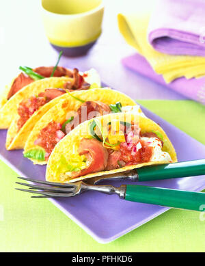 Soft-shell steak Tacos mit Gabeln auf rechteckige Platte serviert, ganz nah. Stockfoto