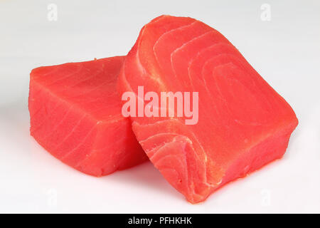 Organische köstlich frischen, rohen Thunfisch Steaks. auf weißem Hintergrund, Ansicht von oben, close-up Stockfoto