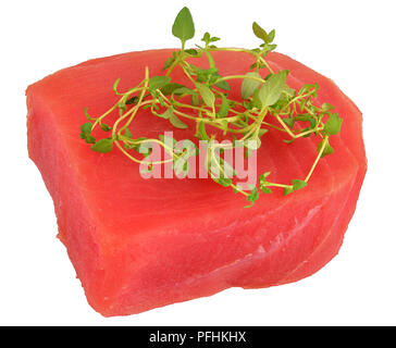 Köstlich frischen, rohen Thunfisch Steak mit Thymian eingerichtet, isoliert. auf weißem Hintergrund, Ansicht von oben, close-up Stockfoto