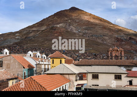 Blick auf den Cerro Rico Berg von der Dachterrasse des San Lorenzo Kapelle, Potosi, Bolivien Stockfoto