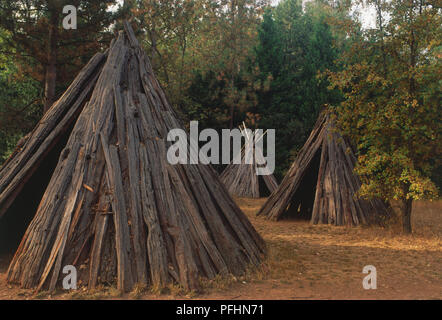 USA, Nordkalifornien, Chaw e Indischen Schleifen Rock State Park, Replica tipi Wohnungen. Stockfoto