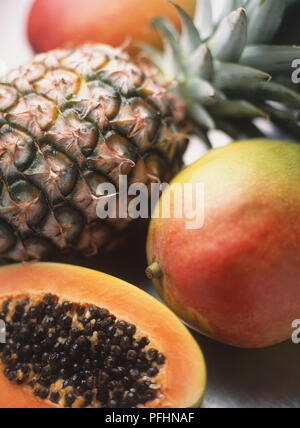 Mango, Ananas und Papaya halbiert, bis zu schließen. Stockfoto