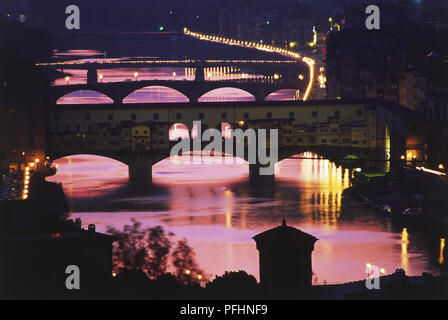 Italien, Florenz, Ponte Vecchio, die nächtliche Panoramasicht auf den Fluss Arno, hohe Betrachtungswinkel Stockfoto