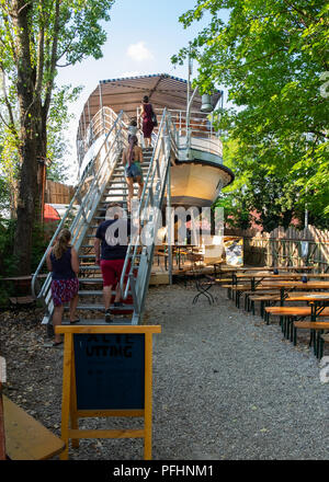 Alte Utting, ehemaligen Fahrgastschiffes zu einem Restaurant jetzt auf einer Eisenbahnbrücke in München, Deutschland platziert umgewandelt. Stockfoto