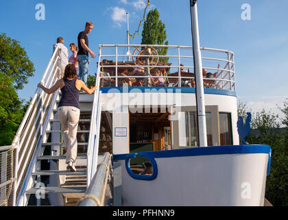 Alte Utting, ehemaligen Fahrgastschiffes zu einem Restaurant jetzt auf einer Eisenbahnbrücke in München, Deutschland platziert umgewandelt. Stockfoto