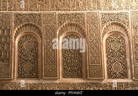 Marokko, Marrakesch, Saadian Gräbern, dekorativen Stuckarbeiten mit Gitter von floralen Motiven, die den oberen Wänden Stockfoto