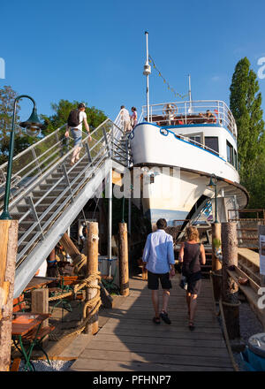 Alte Utting, ehemaligen Fahrgastschiffes zu einem Restaurant jetzt auf einer Eisenbahnbrücke in München, Deutschland platziert umgewandelt. Stockfoto