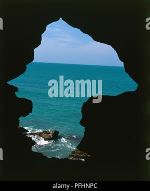 Marokko, Achakar, Blick auf das Meer von innen Grottes d'Hercule (Herkules Grotte) Stockfoto