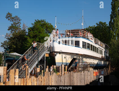 Alte Utting, ehemaligen Fahrgastschiffes zu einem Restaurant jetzt auf einer Eisenbahnbrücke in München, Deutschland platziert umgewandelt. Stockfoto