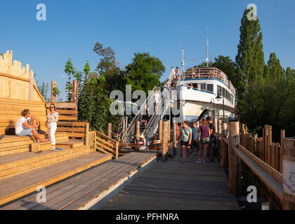Alte Utting, ehemaligen Fahrgastschiffes zu einem Restaurant jetzt auf einer Eisenbahnbrücke in München, Deutschland platziert umgewandelt. Stockfoto