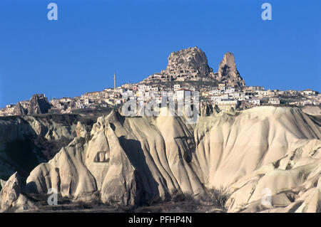 Die Türkei, Anatolien, Kappadokien, mit Blick auf das Dorf Uchisar mit Höhlenwohnungen in Tuffstein Felsen Stockfoto