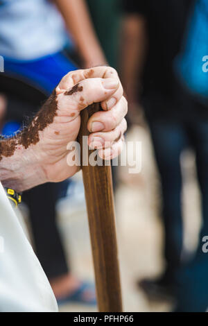 Nahaufnahme des alten Mannes Hand und Spazierstock, alten Mann mit einem hölzernen Spazierstock. Stockfoto