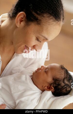 Lächelnde Mutter Holding schlafendes Baby girl Stockfoto
