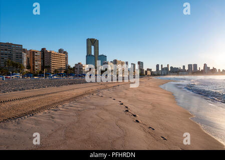 Stadtzentrum von Benidorm, Costa Blanca, Provinz Alicante, Spanien, Europa/Blick entlang der Playa de Poniente Strand im Frühling. Stockfoto