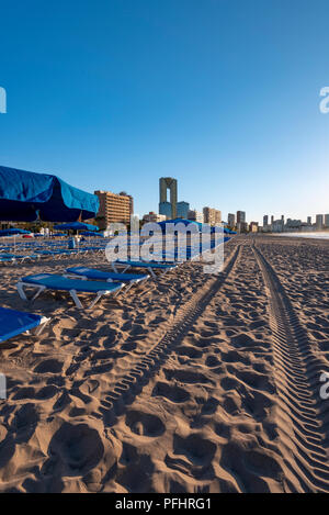 Stadtzentrum von Benidorm, Costa Blanca, Provinz Alicante, Spanien, Europa/Blick entlang der Playa de Poniente Strand im Frühling. Stockfoto