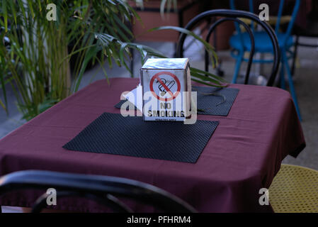 Rauchen Tissue Box auf Tisch im Restaurant. Stockfoto