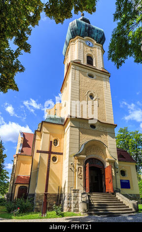 Kirche der Himmelfahrt der Jungfrau Maria in Polanica-Zdroj. Jedes Jahr von Mai bis September organisiert Konzerte von Kammermusik und Orgel Stockfoto