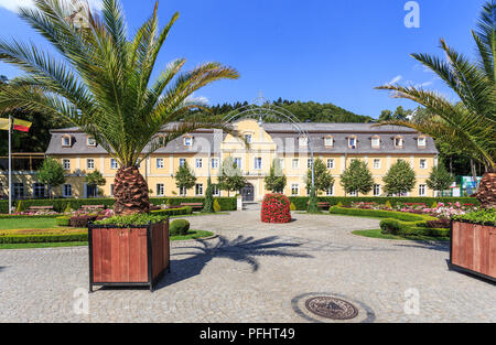 Kudowa Zdrój, Polen - Kurpark, im Hintergrund Gebäude des historischen Sanatorium Zameczek Stockfoto