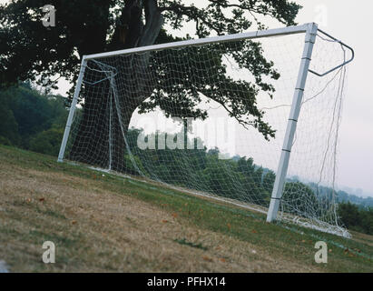 Ziel post in Fußballplatz, Low Angle View. Stockfoto