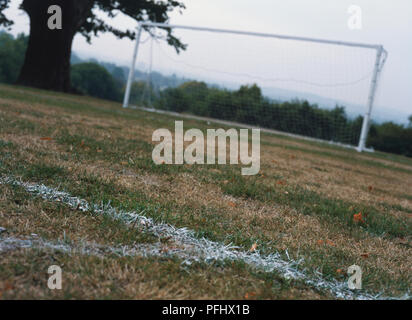 Ziel post in Fußballplatz, Low Angle View. Stockfoto