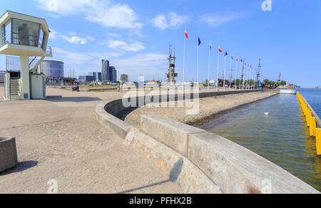 Hafen von Gdynia - Pier Süd mit den Denkmälern" Gra Masten" und "Joseph Conrad". Die Wolkenkratzer ea Towers' in der Ferne sichtbar Stockfoto