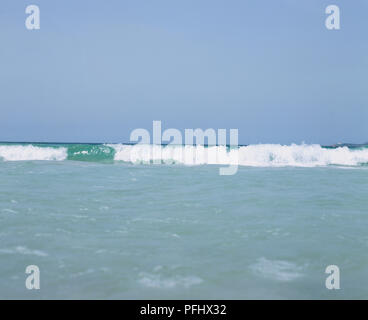 Panoramablick auf Meer surfen in Richtung Ufer rollen, Ansicht von vorne. Stockfoto