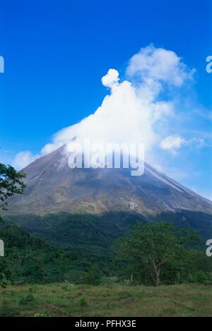 Costa Rica, Parque Nacional Volcan Arenal, Blick Richtung Vulkan mit Peak teilweise in Wolken bedeckt Stockfoto